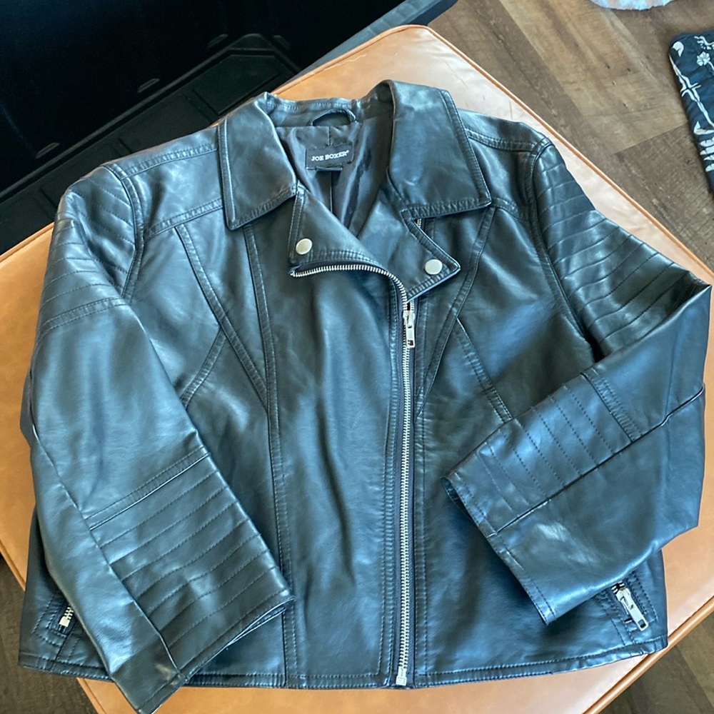 Cropped leather jacket